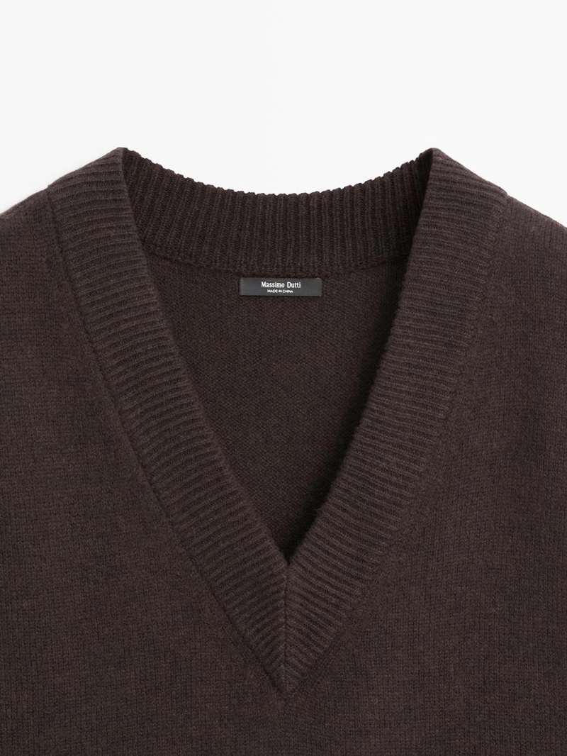 Бюстье с косой линией горловины и деталями завязок