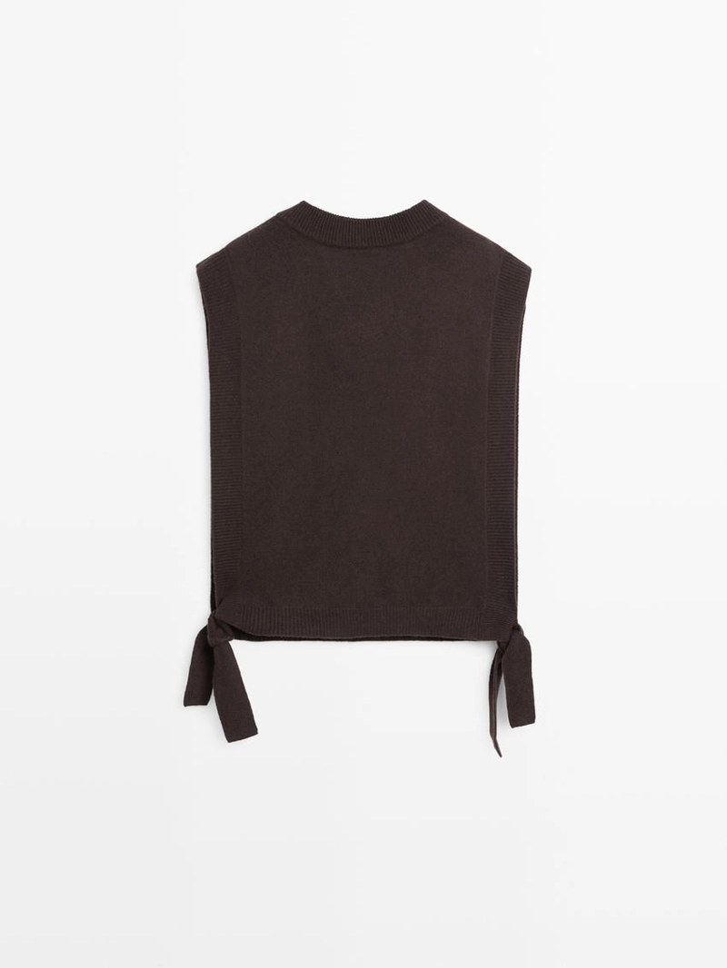 Бюстье с косой линией горловины и деталями завязок