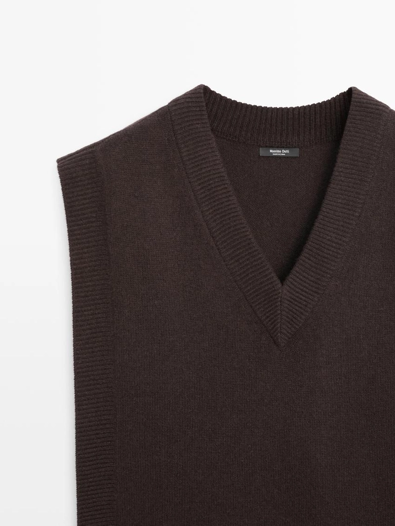 Бюстье с косой линией горловины и деталями завязок