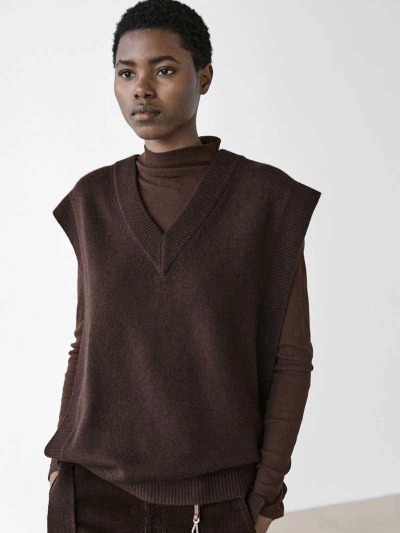 Бюстье с косой линией горловины и деталями завязок