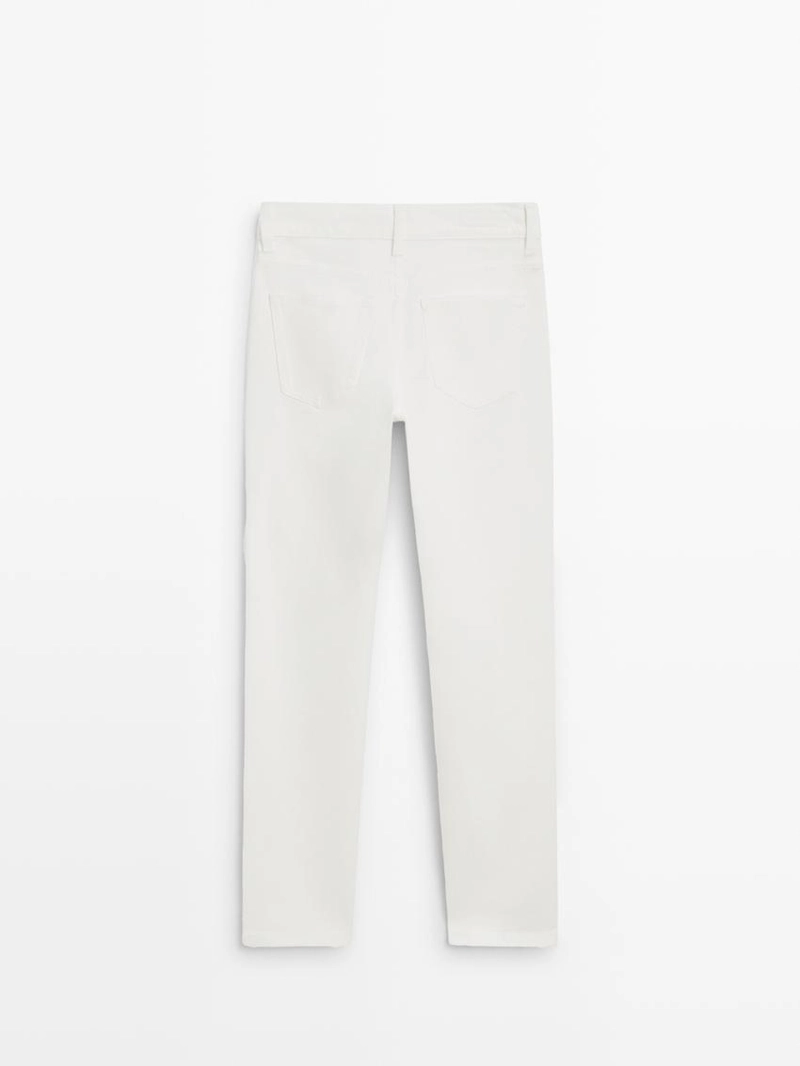 Джинсы с завышенной посадкой и укороченные брючины