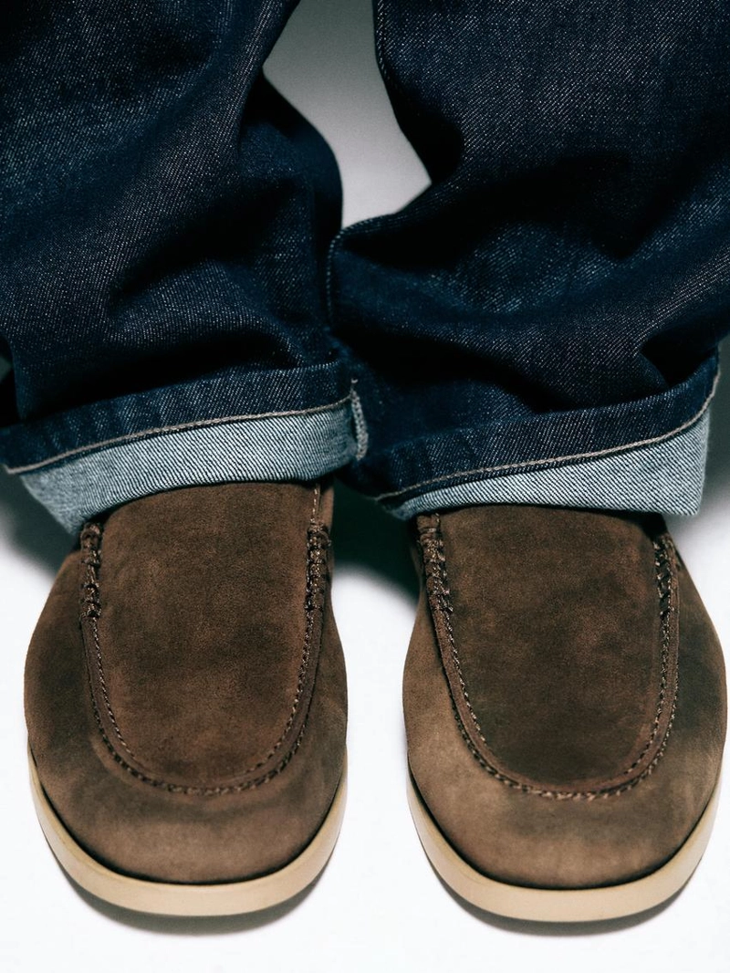 Мягкие мокасины из разделанной кожи