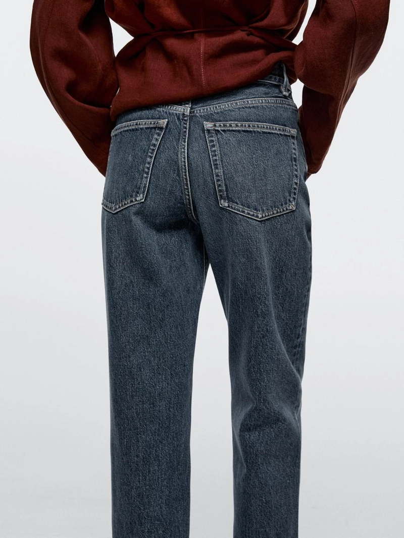 Джинсы с прямыми брючинами на высокой талии