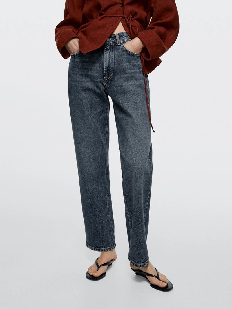 Джинсы с прямыми брючинами на высокой талии