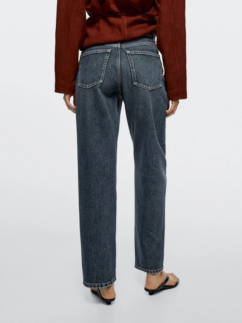 Джинсы с прямыми брючинами на высокой талии