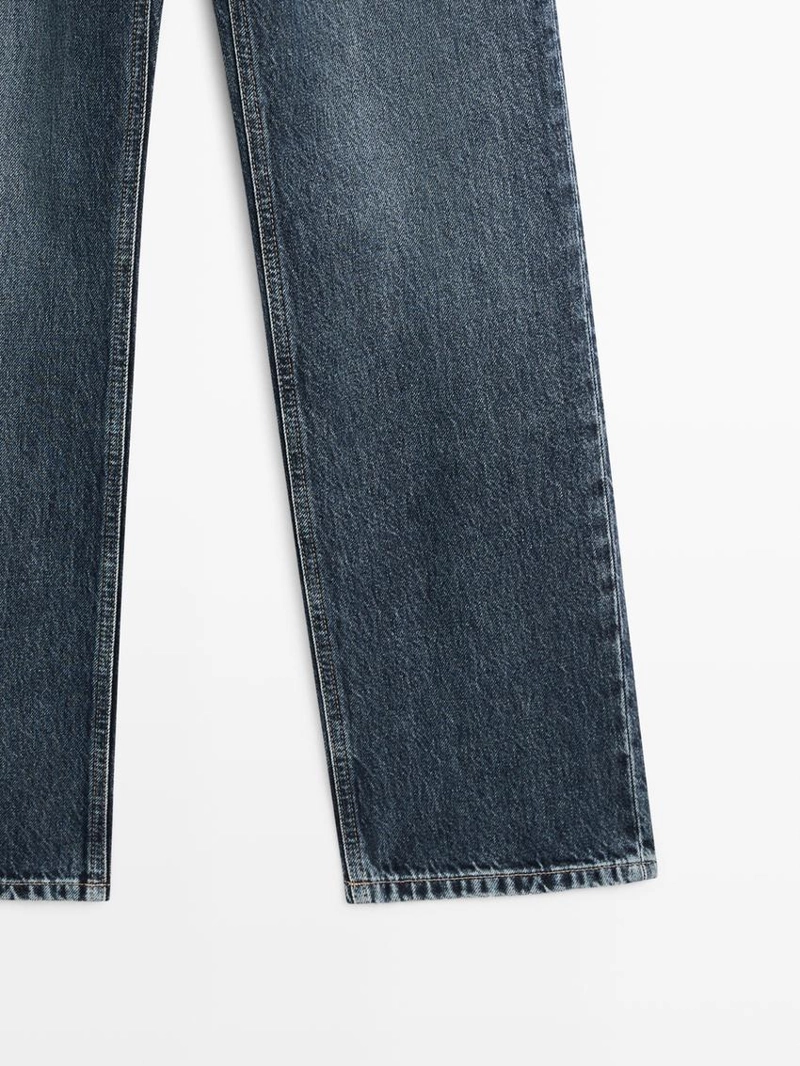 Джинсы с прямыми брючинами на высокой талии