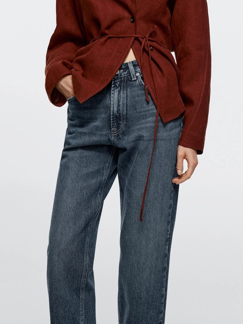 Джинсы с прямыми брючинами на высокой талии