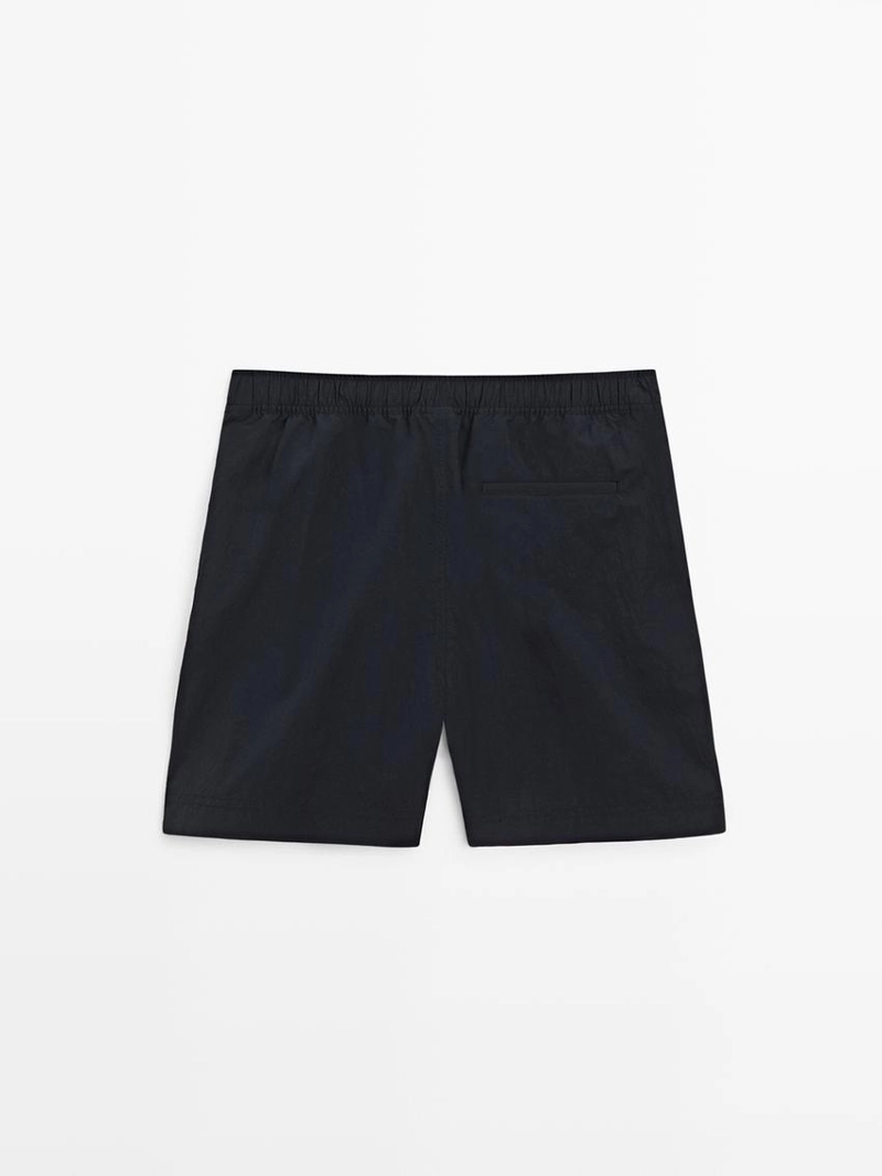 Классические плавки с деталями на поясе