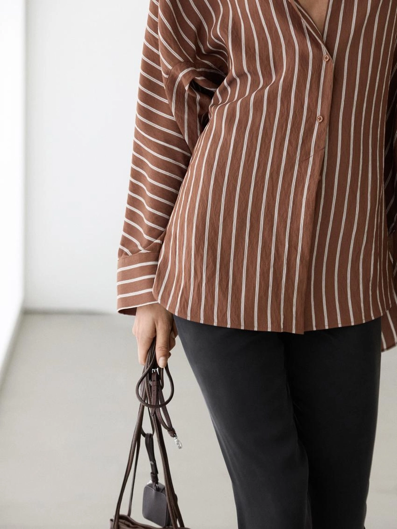 Рубашка с полосатым узором и рукавами летучая мышь