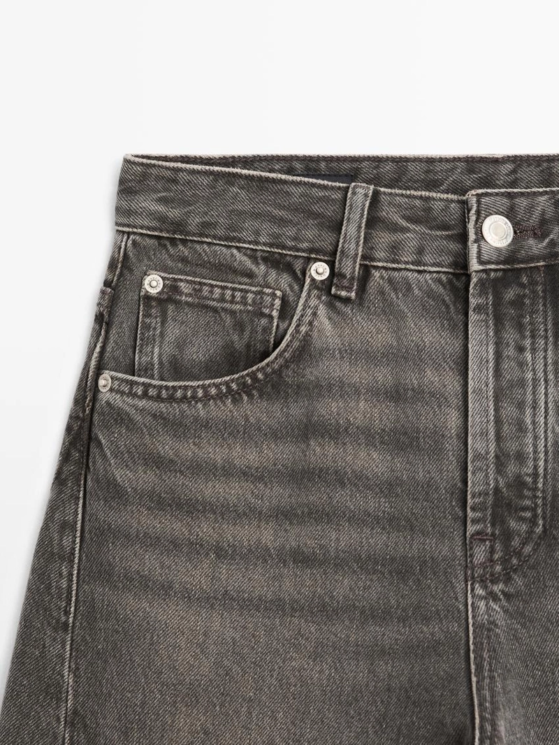 Джинсы с завышенной посадкой и расклешенными штанинами