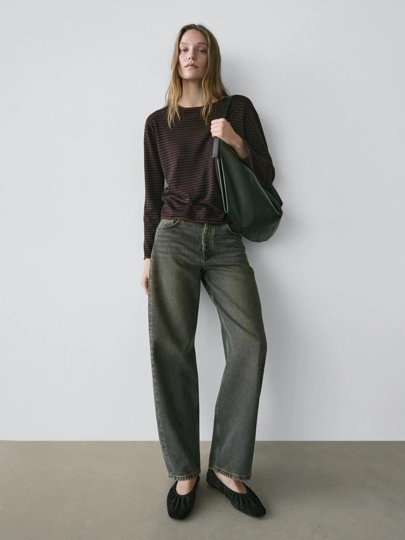 Джинсы с завышенной посадкой и расклешенными штанинами