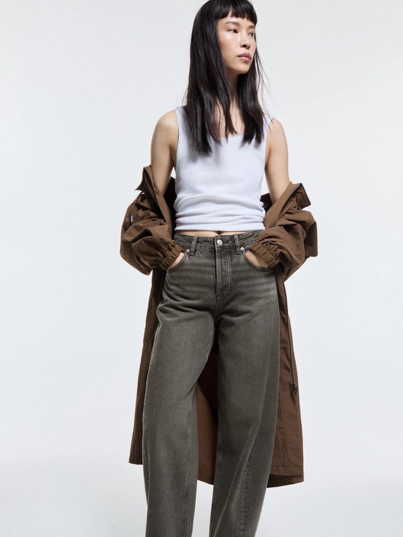 Джинсы с завышенной посадкой и расклешенными штанинами