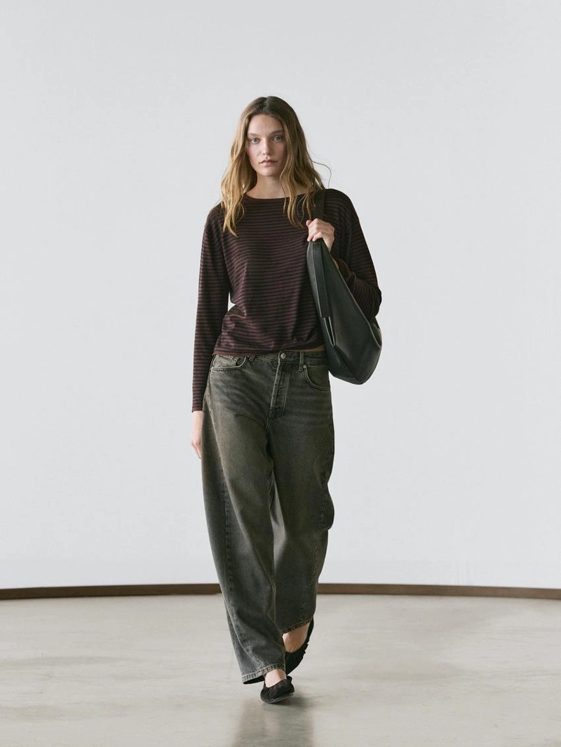 Джинсы с завышенной посадкой и расклешенными штанинами