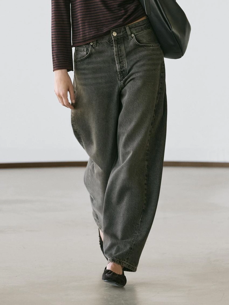 Джинсы с завышенной посадкой и расклешенными штанинами