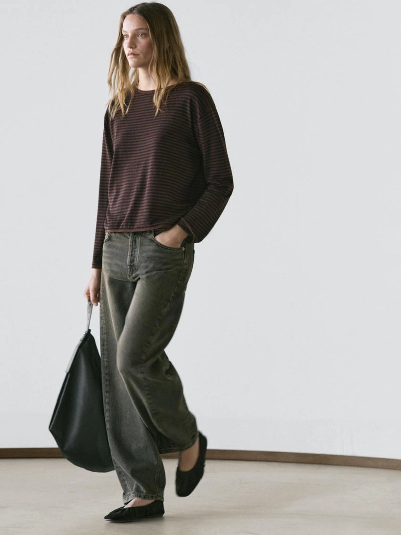 Джинсы с завышенной посадкой и расклешенными штанинами