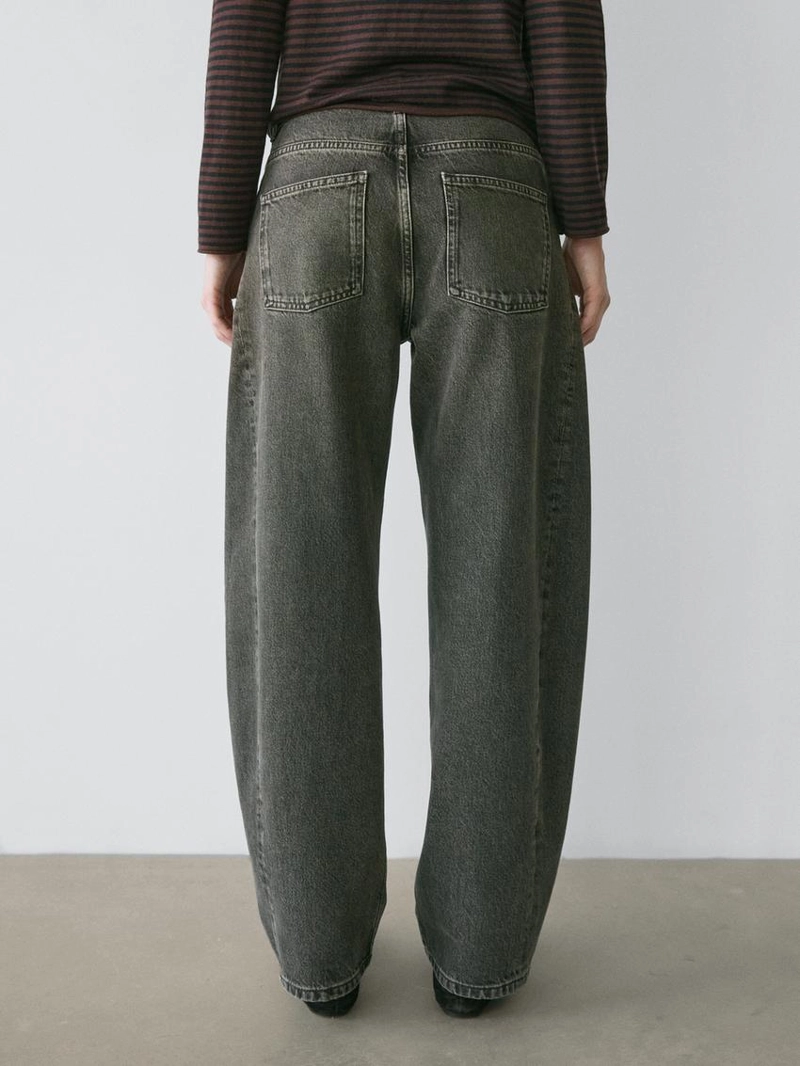 Джинсы с завышенной посадкой и расклешенными штанинами