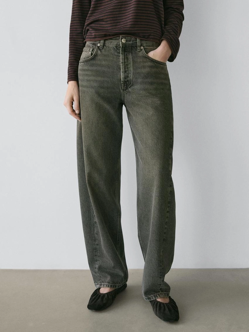 Джинсы с завышенной посадкой и расклешенными штанинами