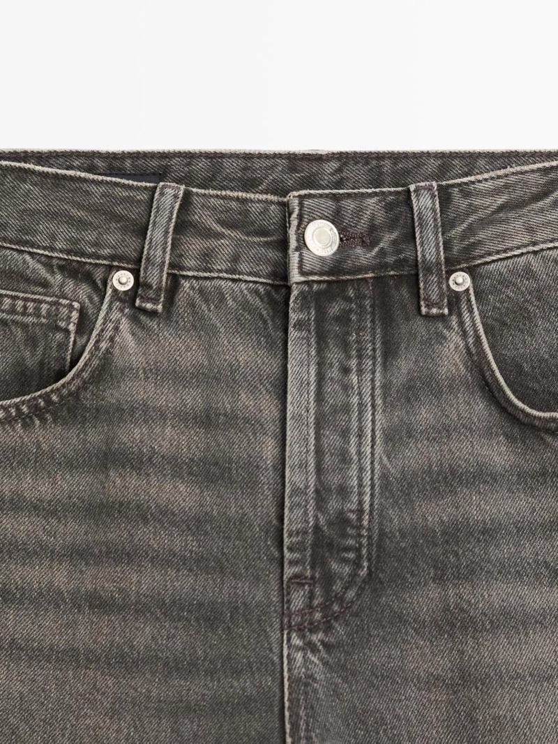 Джинсы с завышенной посадкой и расклешенными штанинами