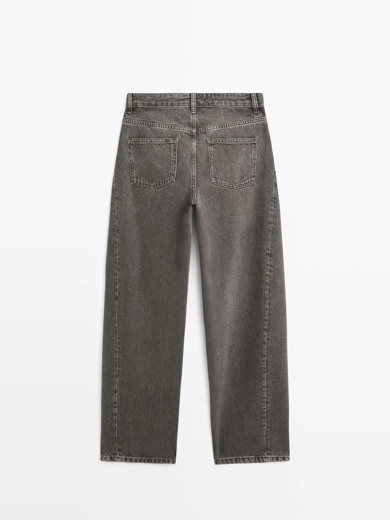 Джинсы с завышенной посадкой и расклешенными штанинами