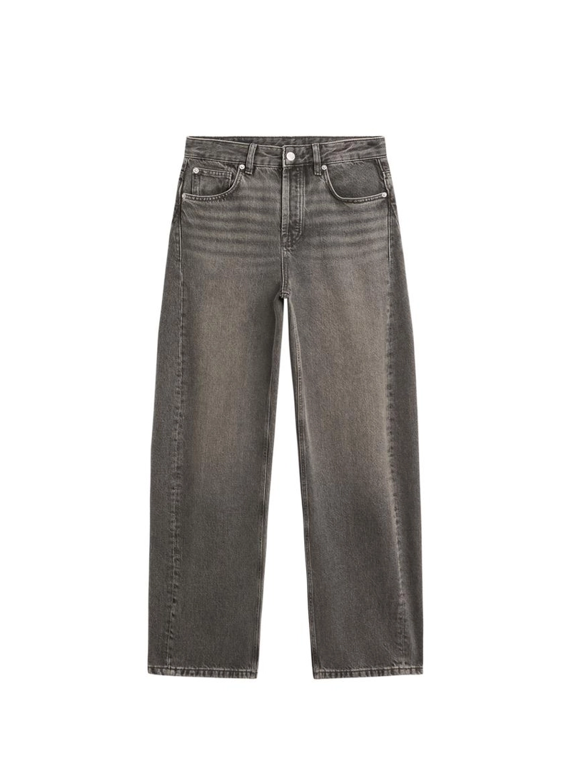 Джинсы с завышенной посадкой и расклешенными штанинами