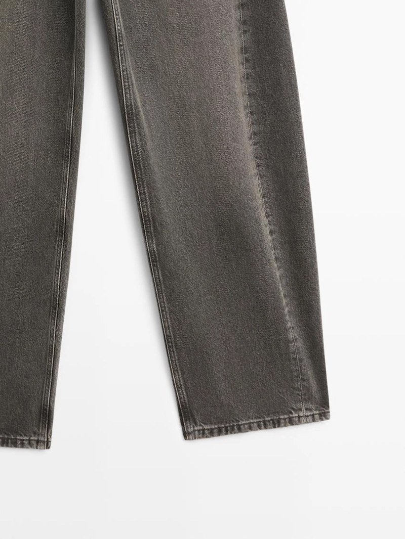 Джинсы с завышенной посадкой и расклешенными штанинами