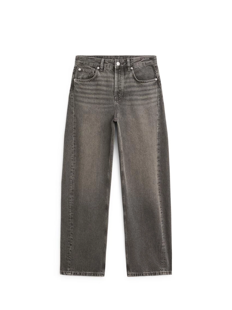 Джинсы с завышенной посадкой и расклешенными штанинами