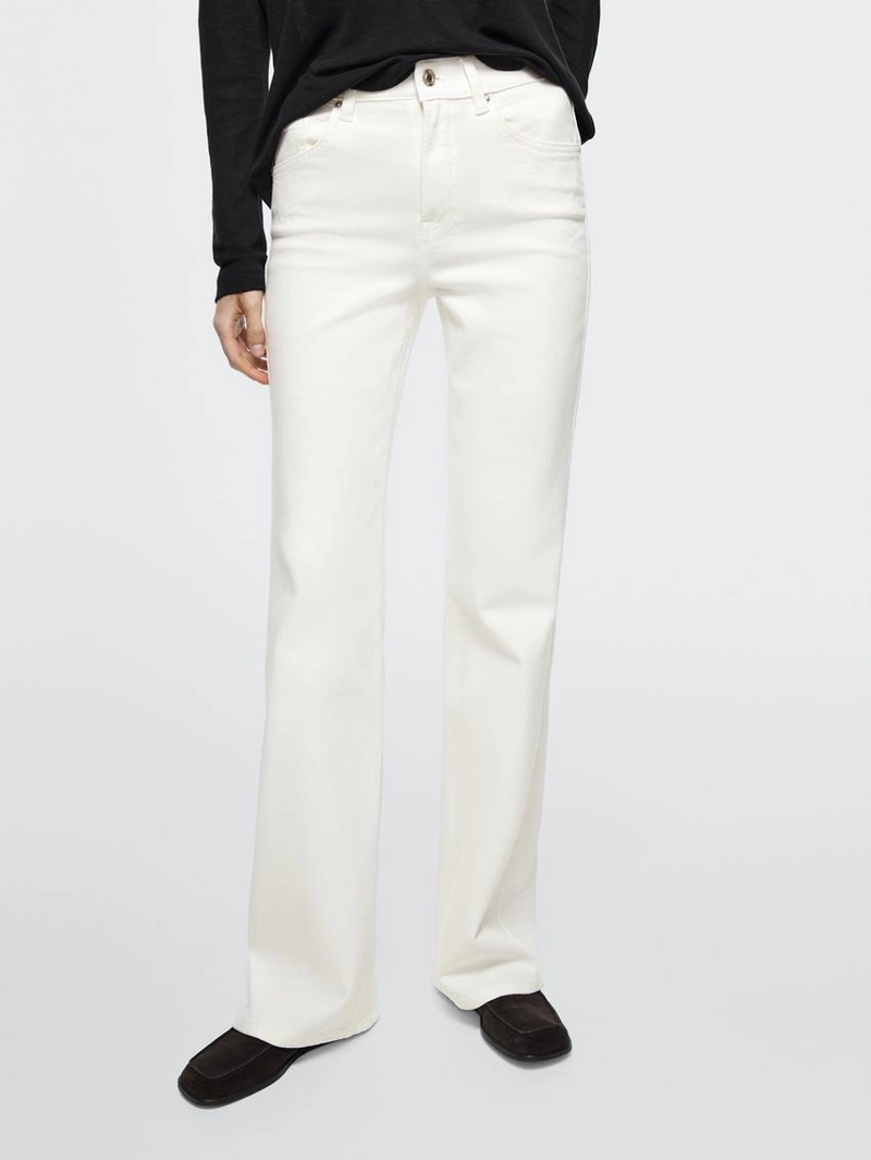 Джинсы с узкими брючинами и расширенным низом