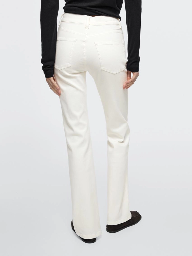 Джинсы с узкими брючинами и расширенным низом