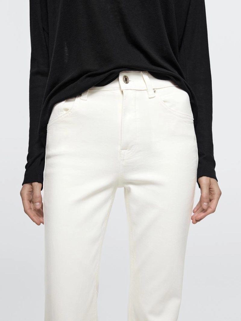 Джинсы с узкими брючинами и расширенным низом