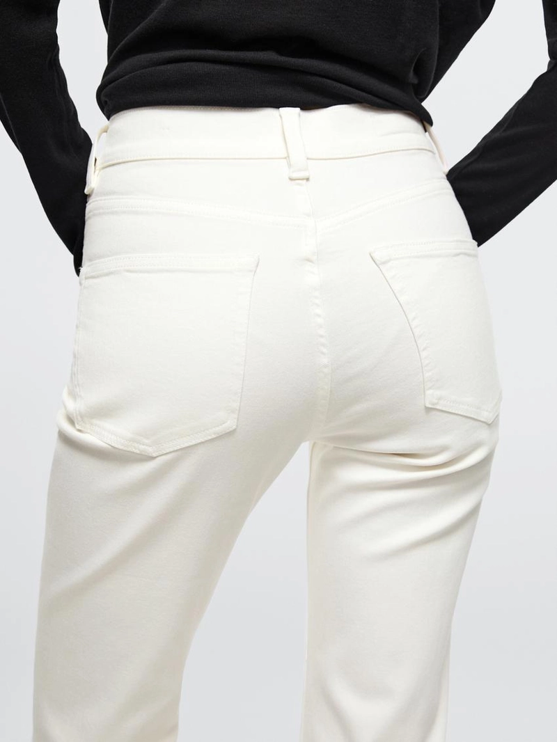 Джинсы с узкими брючинами и расширенным низом