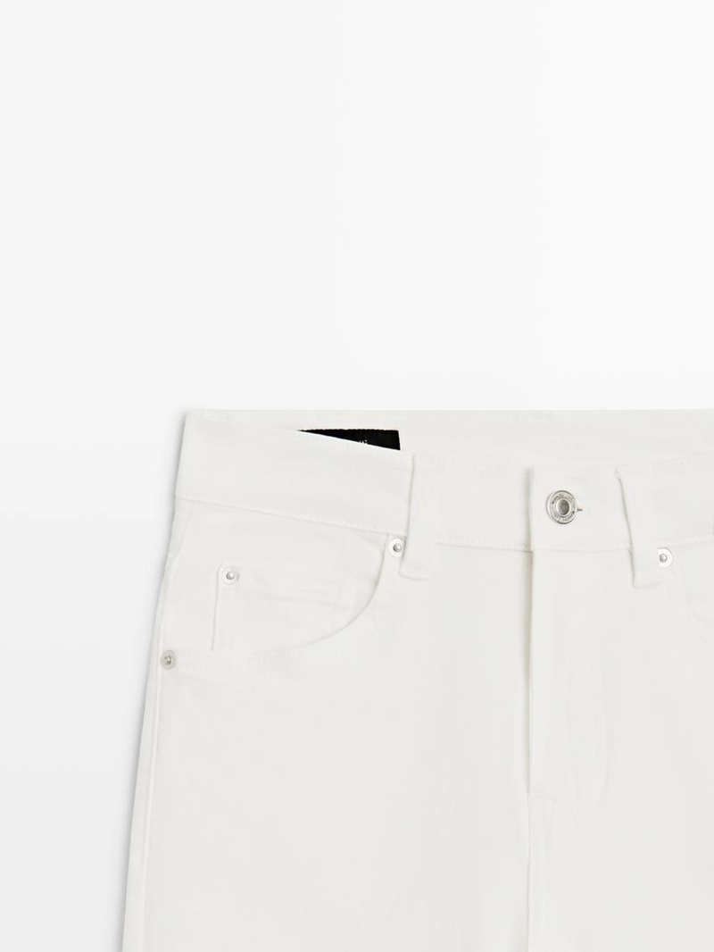 Джинсы с узкими брючинами и расширенным низом