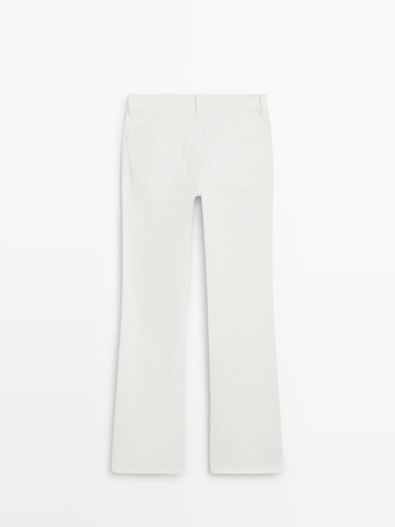 Джинсы с узкими брючинами и расширенным низом