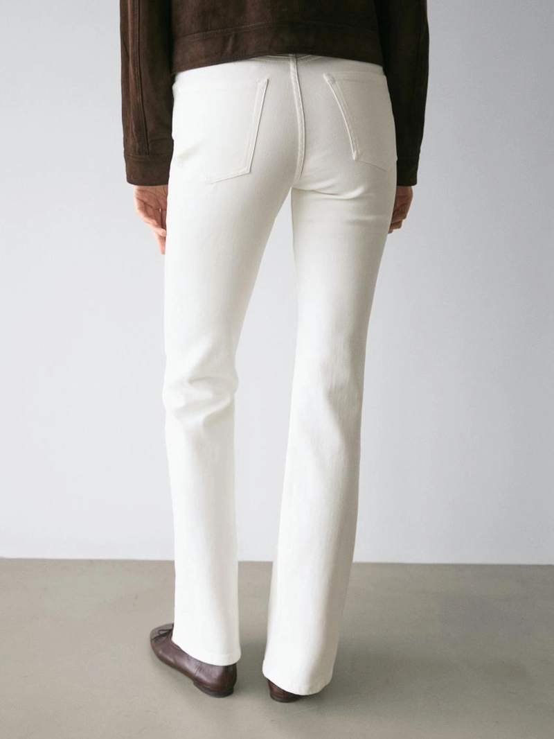 Джинсы с узкими брючинами и расширенным низом