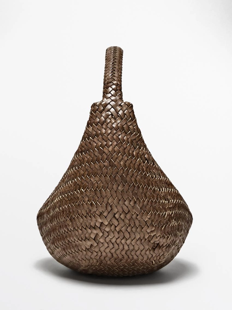 Сумка полумесяц из плетеной кожи