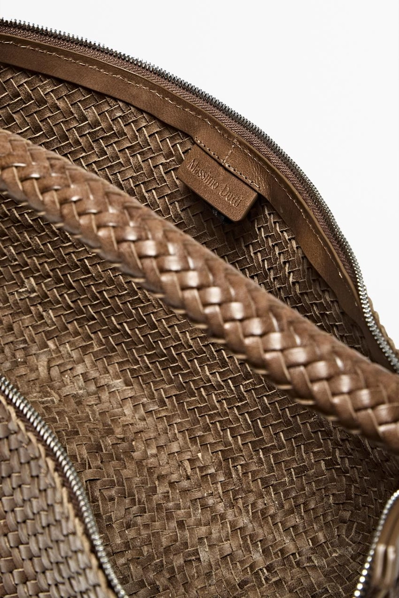 Сумка полумесяц из плетеной кожи