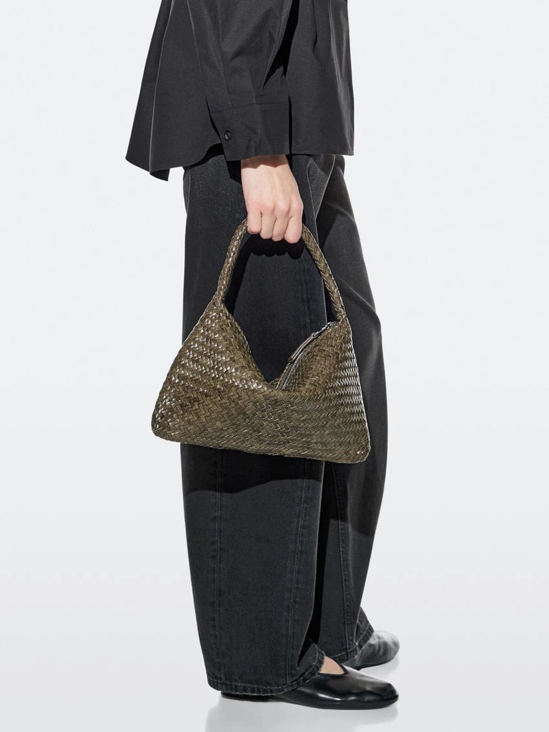 Небольшая плетеная кожаная сумка через плечо