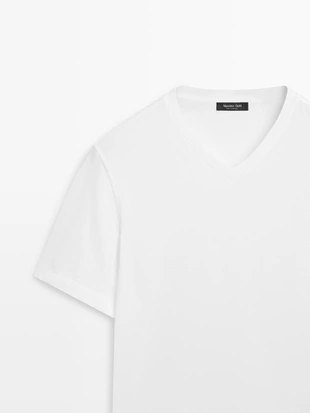 Футболка с v-образным вырезом из 100% хлопка- Заказать в России