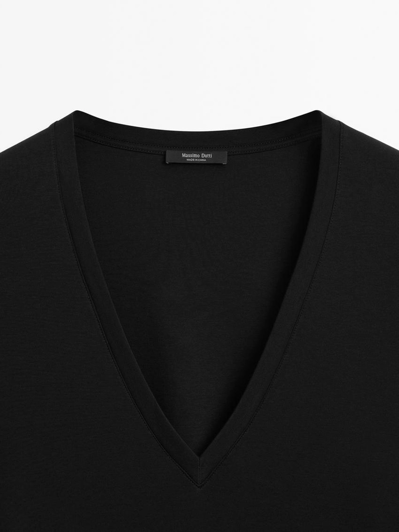 Футболка с v-образным вырезом