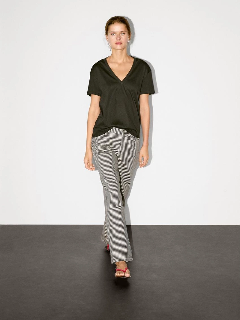 Футболка с v-образным вырезом