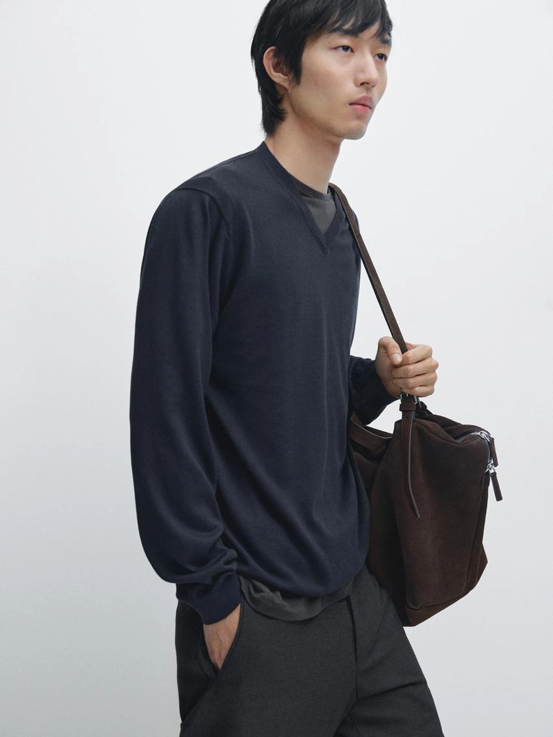 Свитер из хлопкового смесового трикотажа с v-образным вырезом