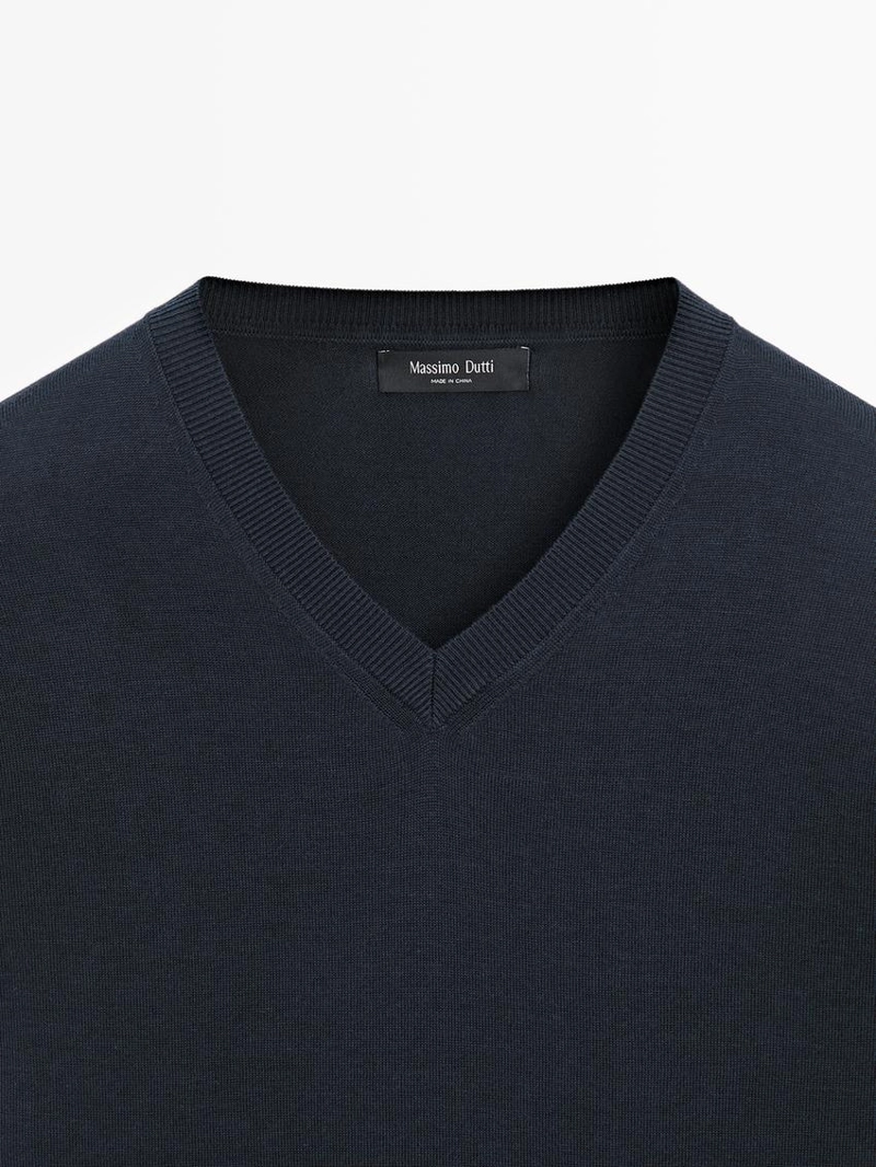 Свитер из хлопкового смесового трикотажа с v-образным вырезом