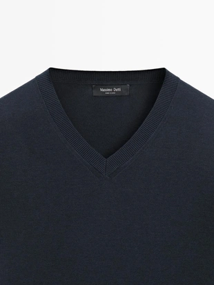 Свитер из хлопкового смесового трикотажа с v-образным вырезом- Заказать в России