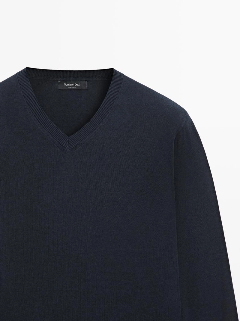 Свитер из хлопкового смесового трикотажа с v-образным вырезом