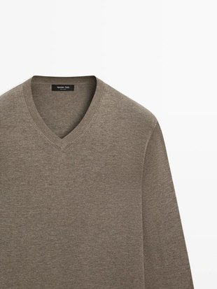 Свитер из хлопковой смеси с v-образным вырезом- Заказать в России