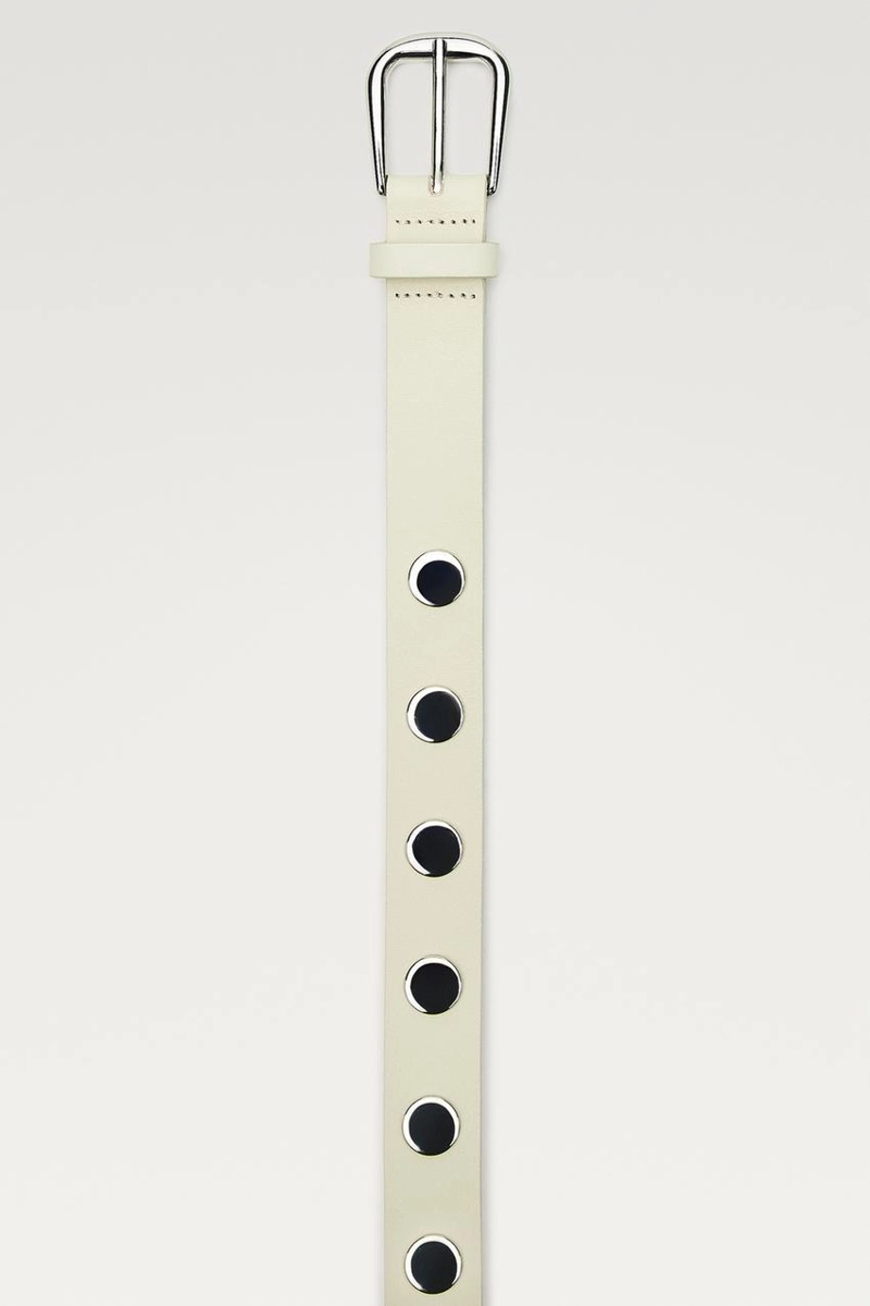 Кожанный ремень с заклепками и пряжкой