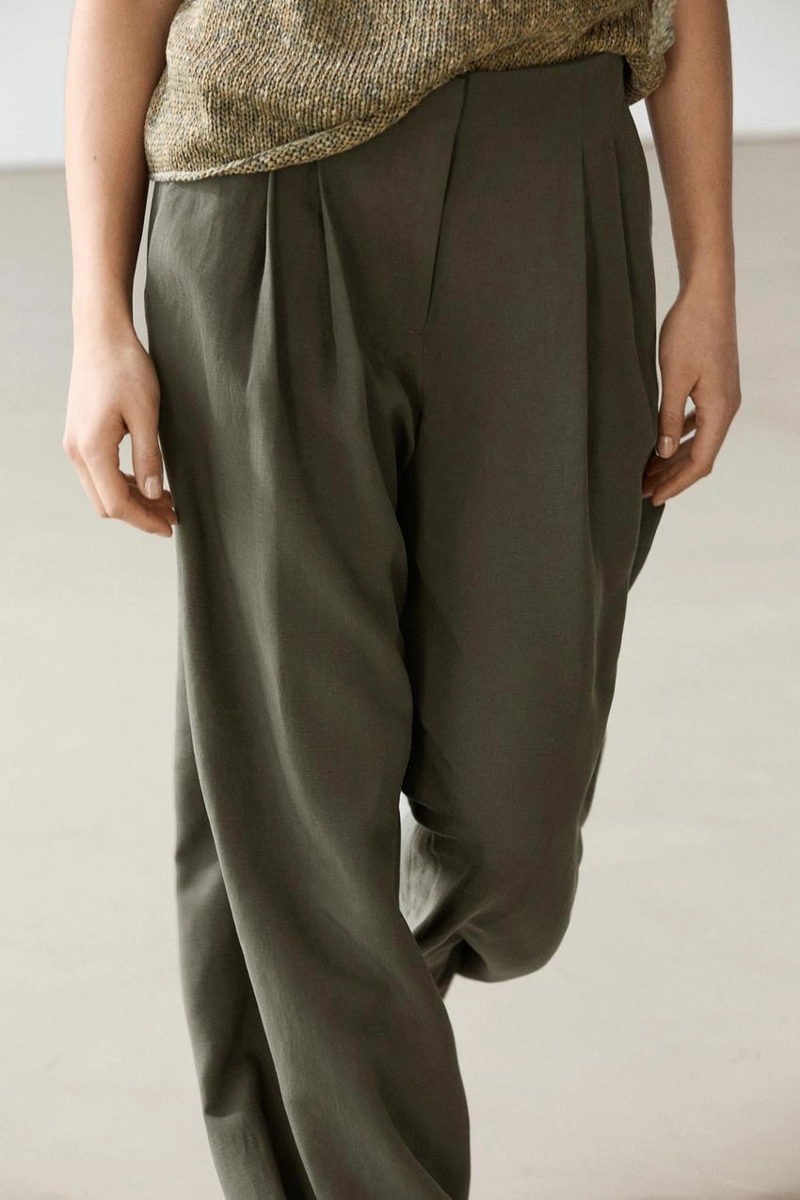 Широкие брюки с защипами