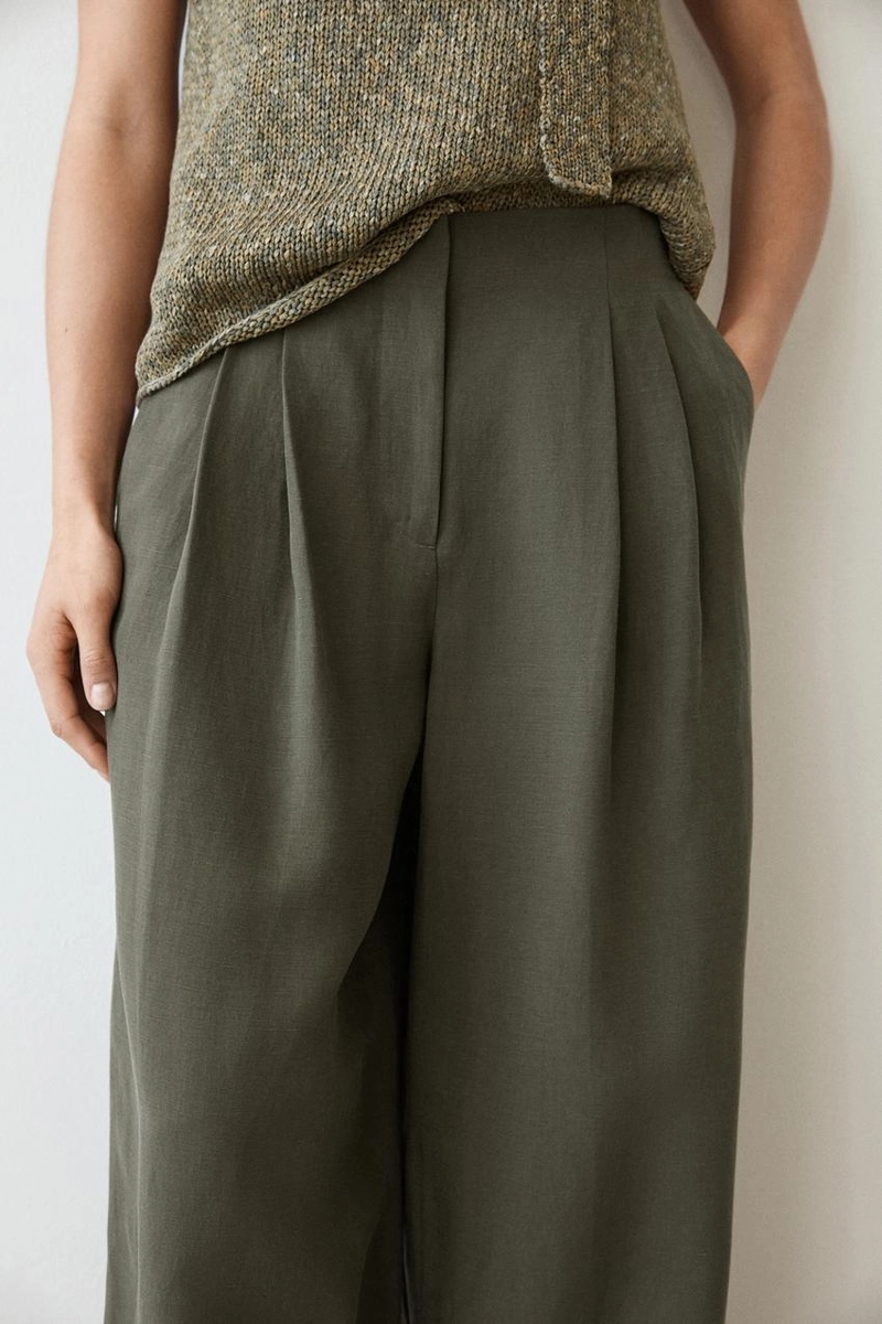 Широкие брюки с защипами