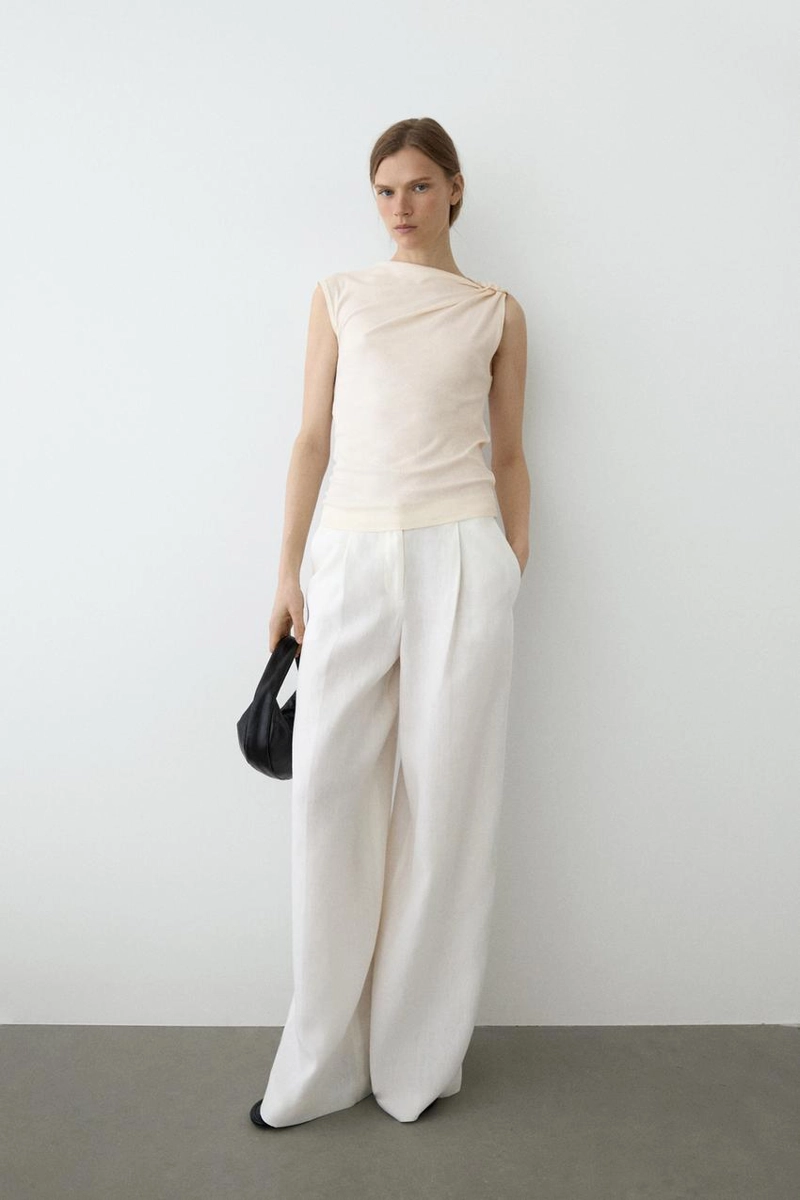 Топ с асимметричным вырезом и деталями из страз