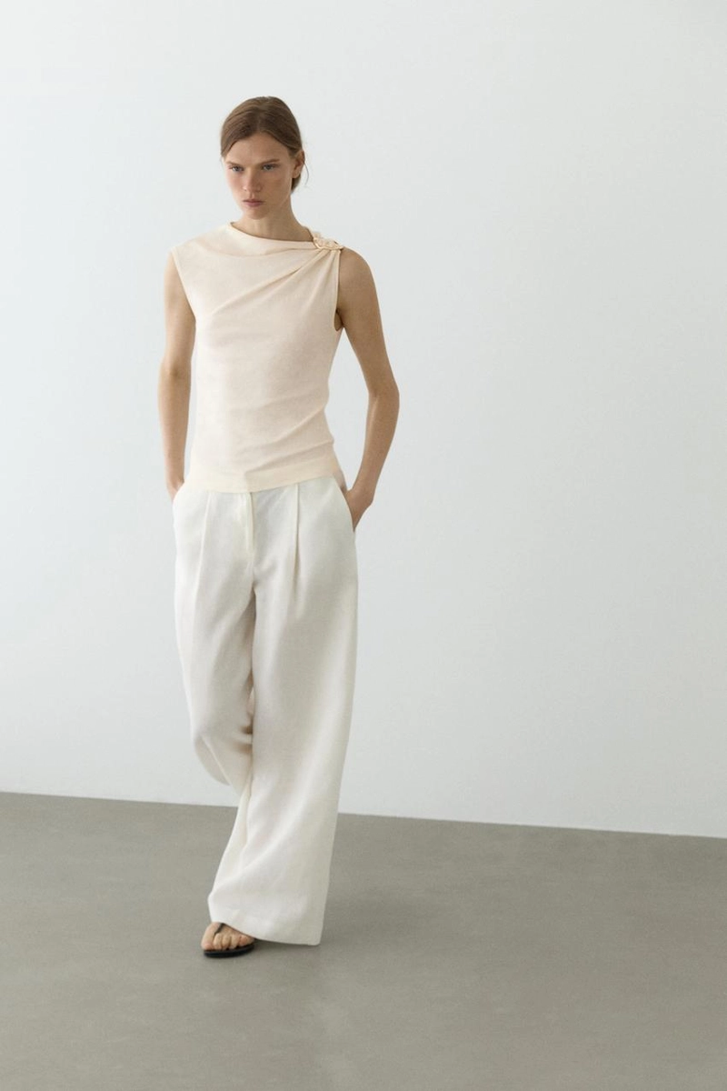 Топ с асимметричным вырезом и деталями из страз