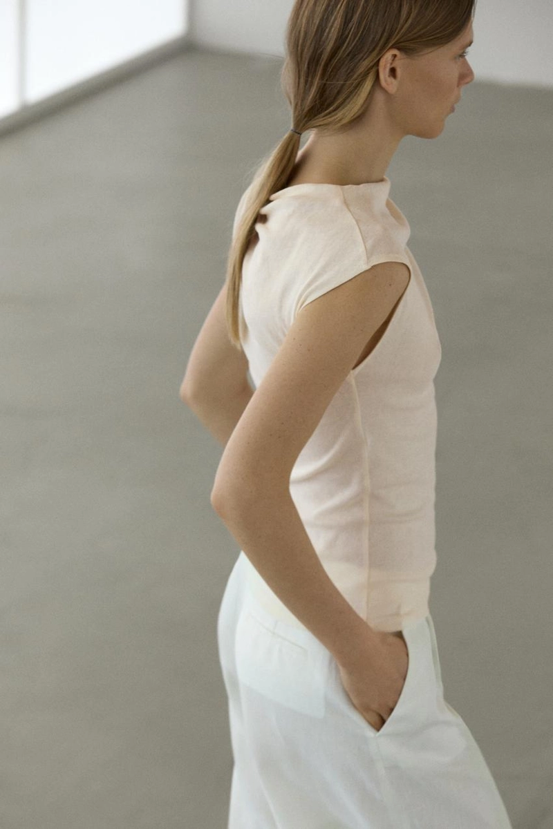 Топ с асимметричным вырезом и деталями из страз